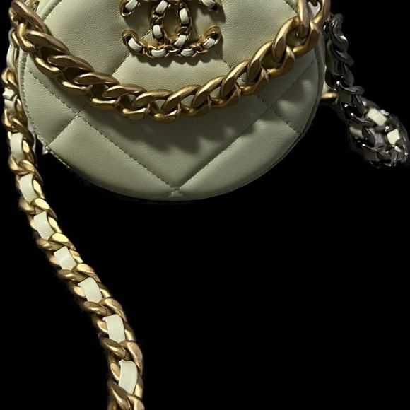 Chanel 19 round clutch with long chain - Picture 3 of 3